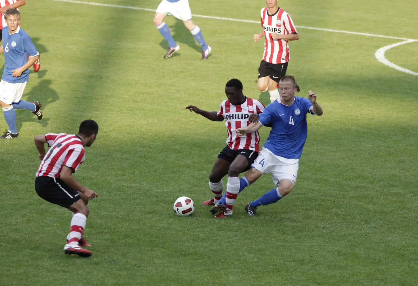 PSV Eindhoveni noortemeeskond alistas Lilleküla staadionil Eesti U19 koondise (sinises).