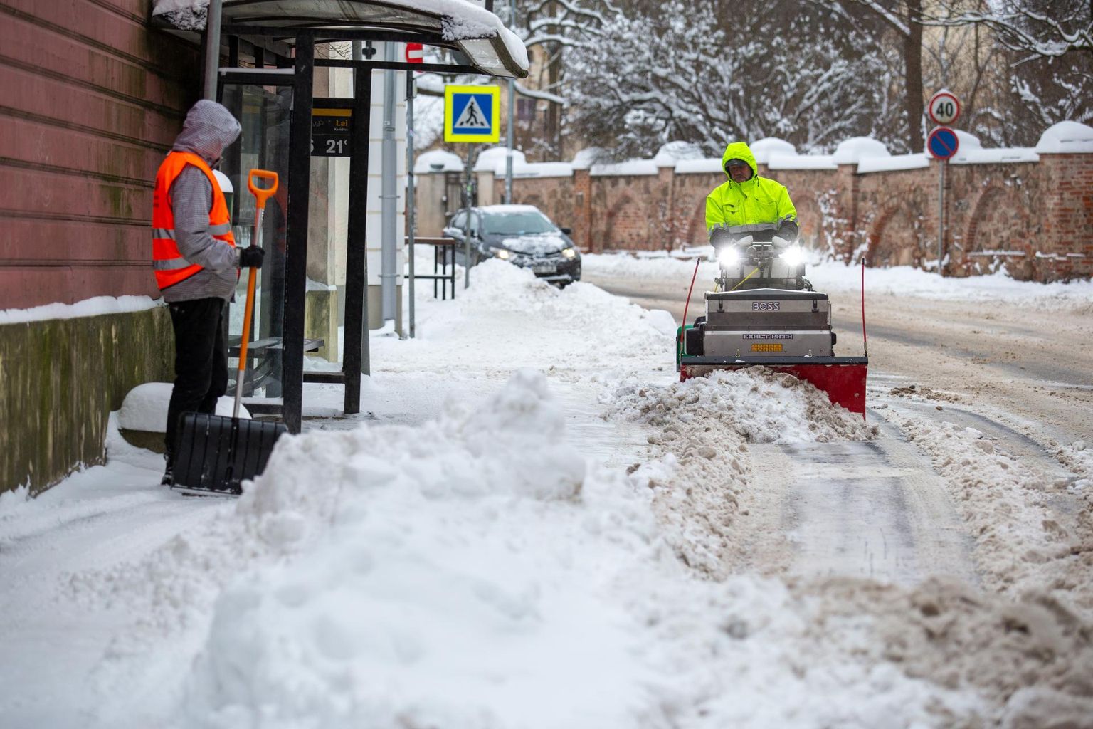 Laial tänaval käis eile hommikupoolikul lumerookimine nii masinaga kui käsitsi. Vaalu lükatud lumi viiakse ära öösel, et mitte häirida liiklust.