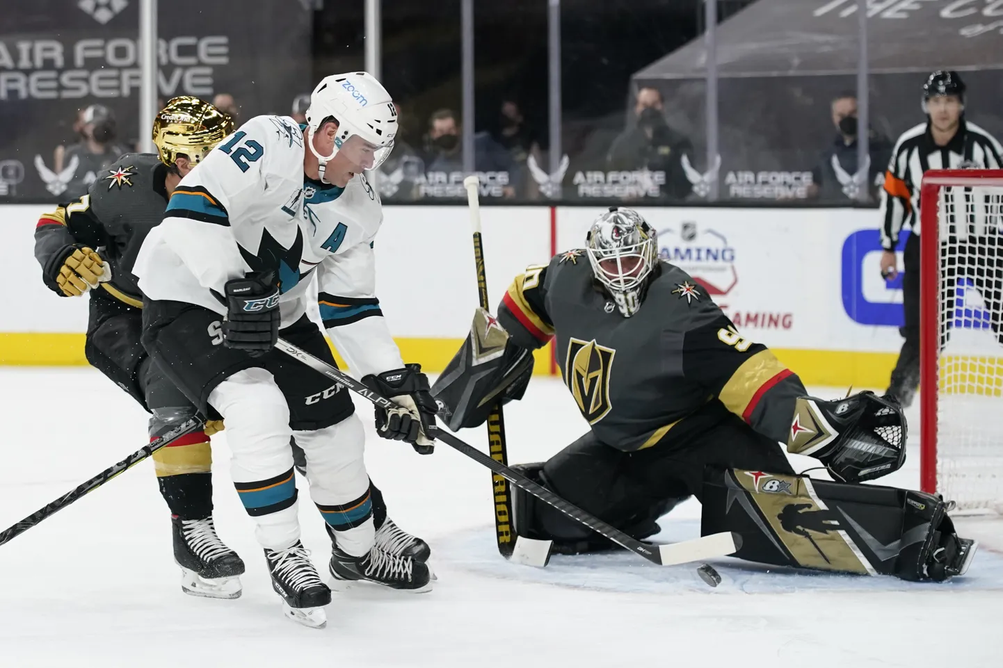 San Jose Sharks hokimees Patrick Marleau (nr 12) mängis esmaspäeval oma 1768. mängu NHLis.