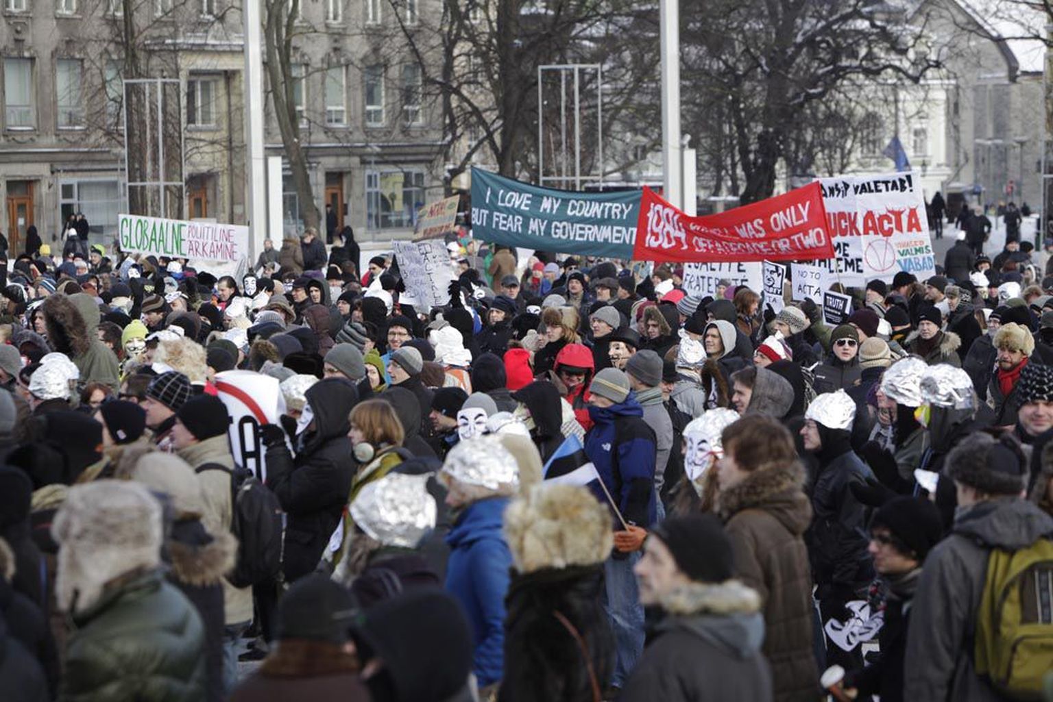 Tallinnas Vabaduse väljakul korraldatud tunniajasele ACTA lepingu vastasele miitingule kogunes ligikaudu 2000 inimest, mis on poole vähem, kui meeleavaldusele esialgu oodati.