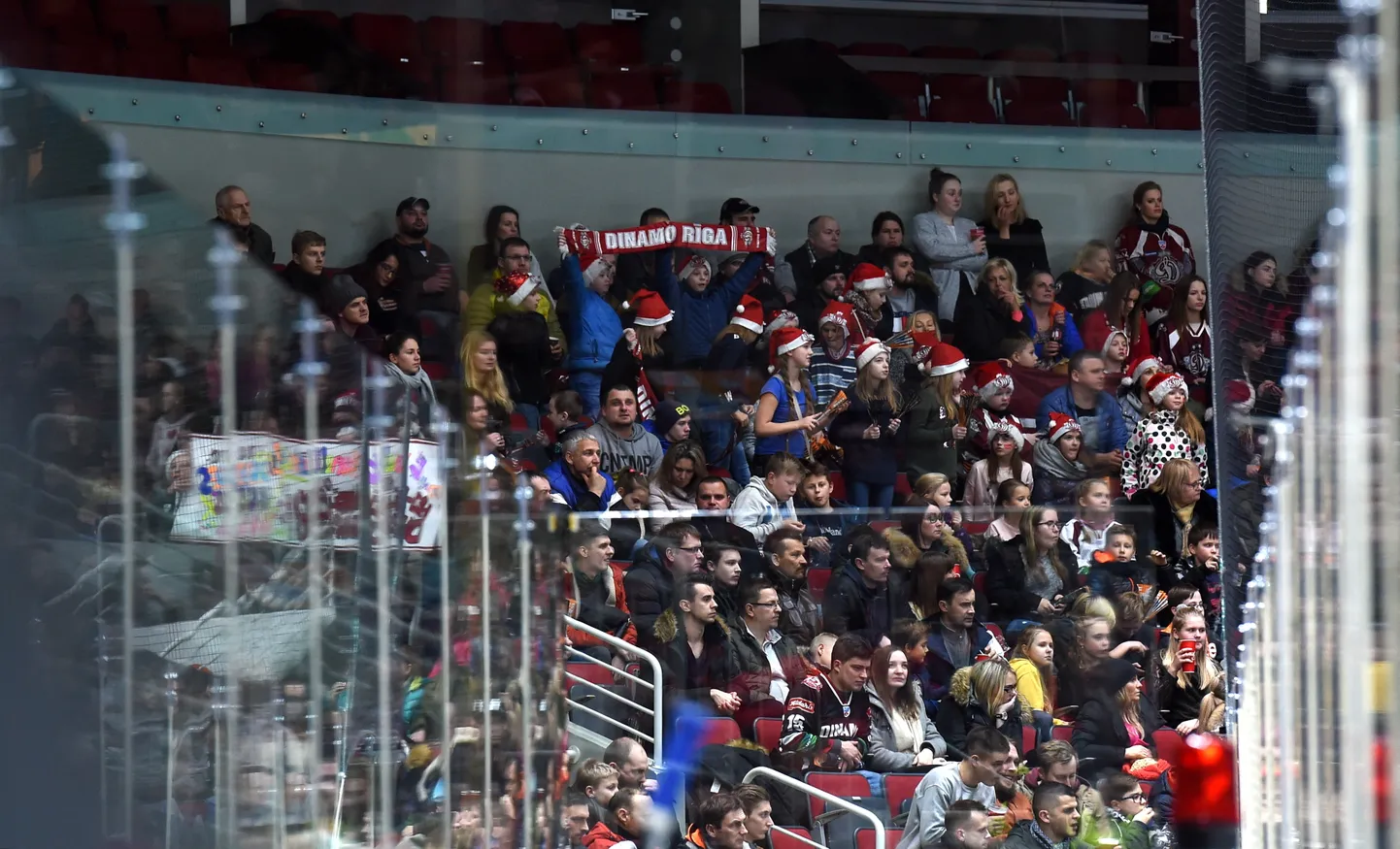 KHL komandu līdzjutēji "Arēnā Rīga".