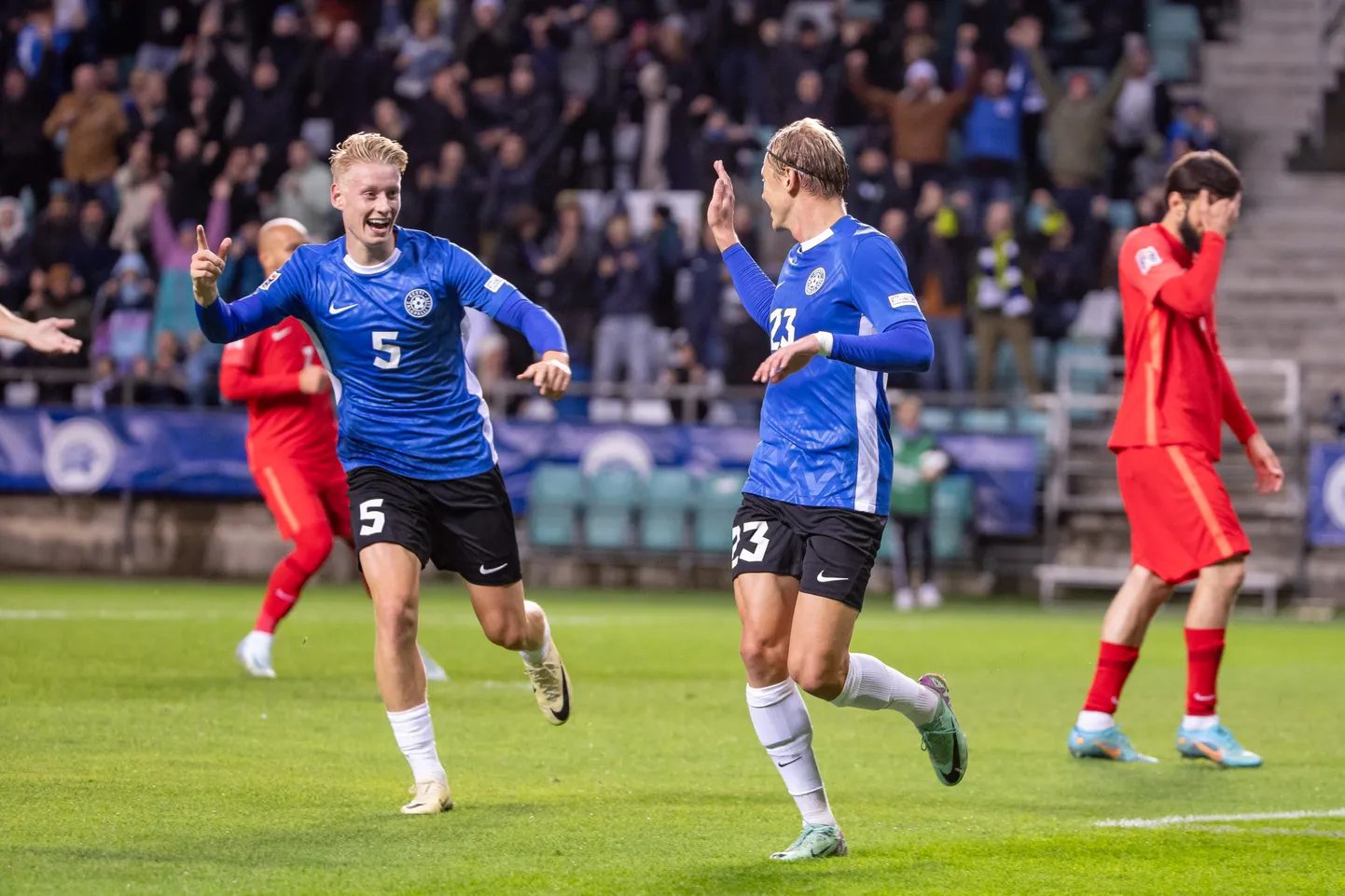 Rocco Robert Shein (vasakul) ja Vlasi Sinjavski rõõmustavad Aserbaidžaanile löödud värava üle.