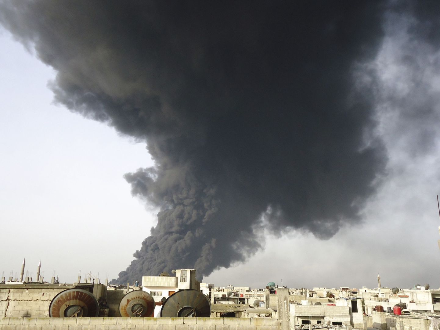 Homsis täna sündmuskohalt tõusev tume suits.