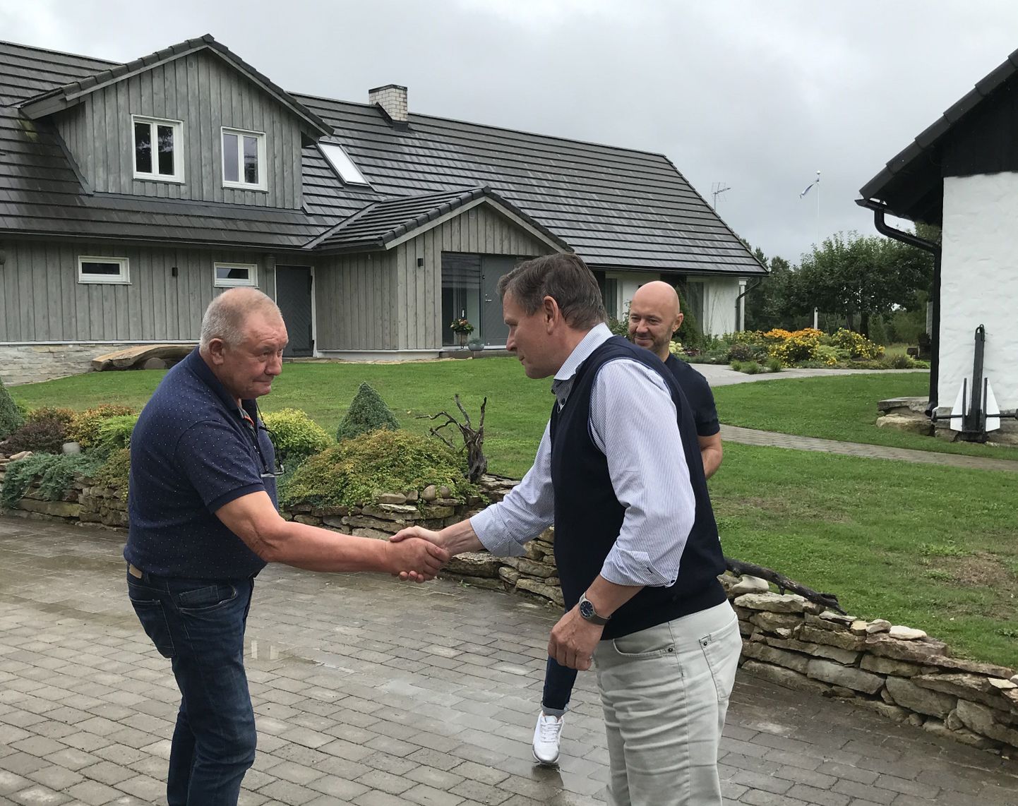 TÄNU TEHTU EEST: Jaanus Tamkivi tänab Tillikna talu peremeest Vambola Raevu ja noorperemeest Ivo Merioja.