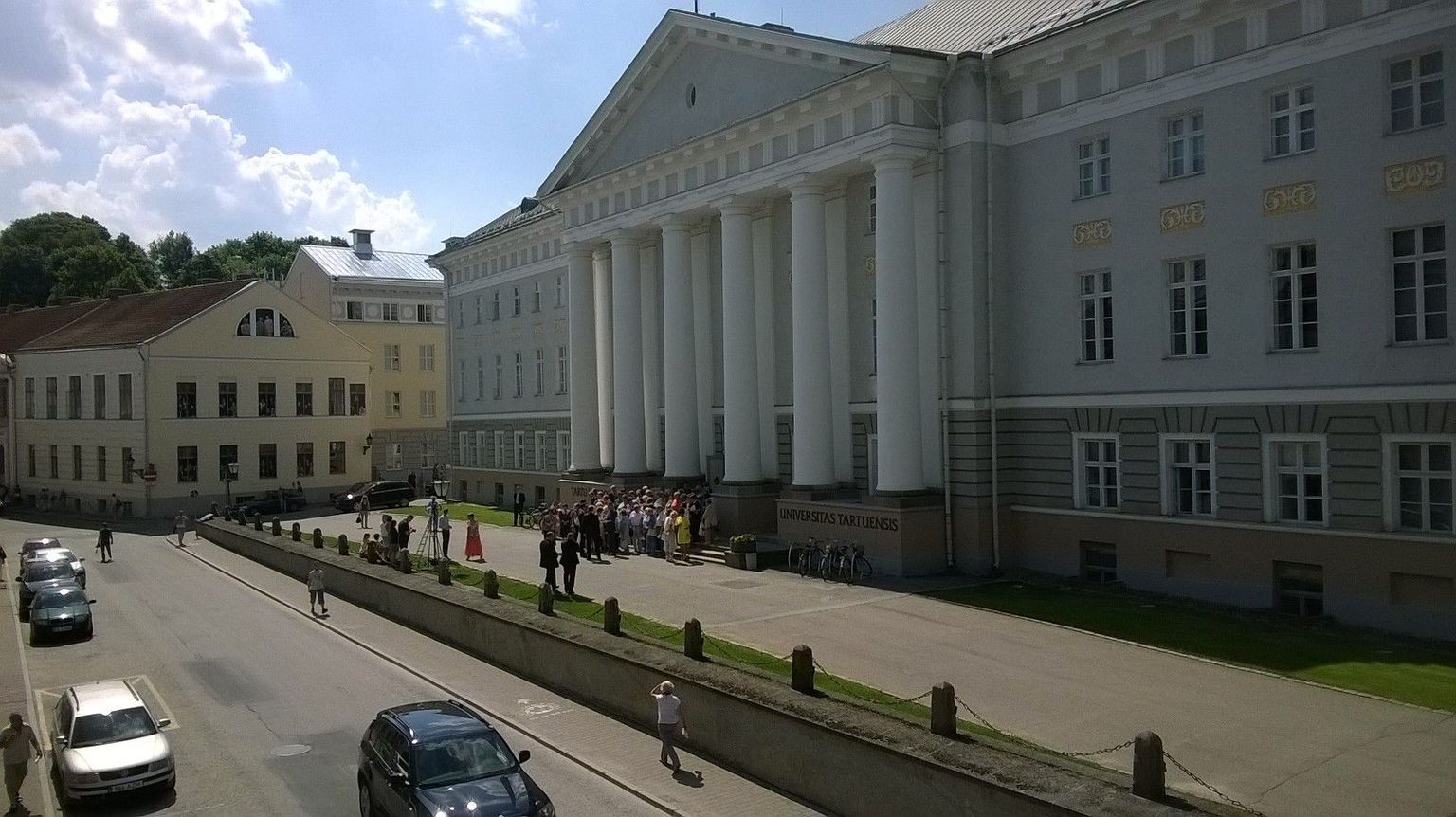 Väärikate ülikooli lõpetajad Tartu Ülikooli peahoone ees.