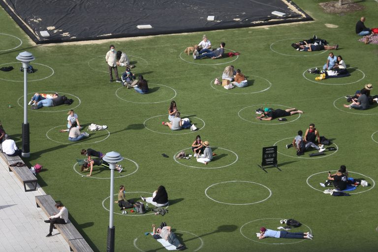USA New Yorgi Domino pargis saavad inimesed päikest võtta ja värsket õhku nautida turvaringides