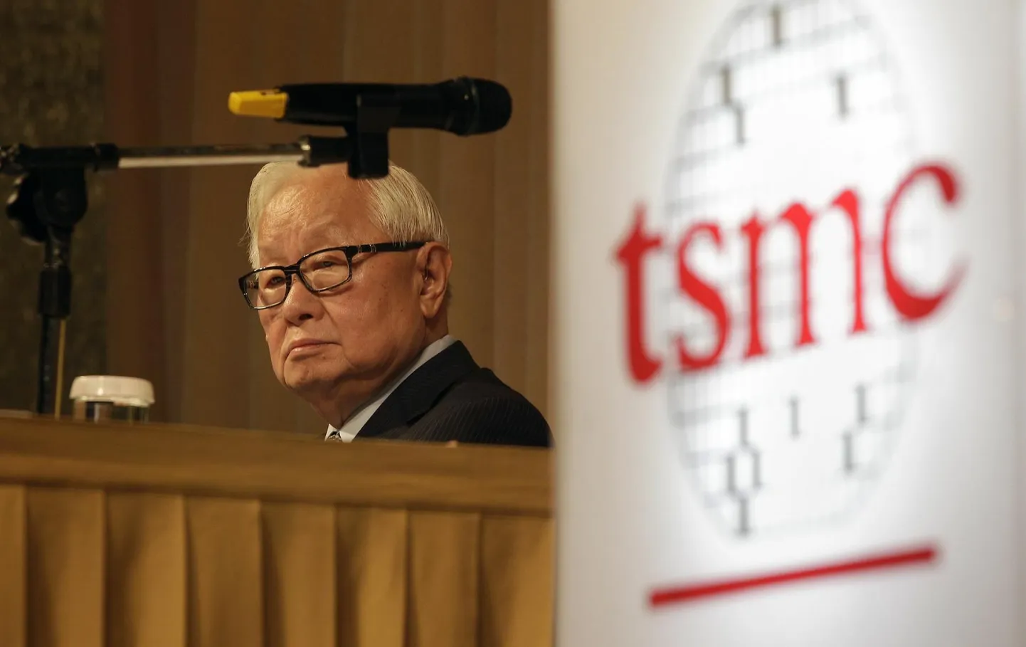 Taiwan Semiconductor Manufacturing Co logo ja ettevõtte asutaja Morris Chang.