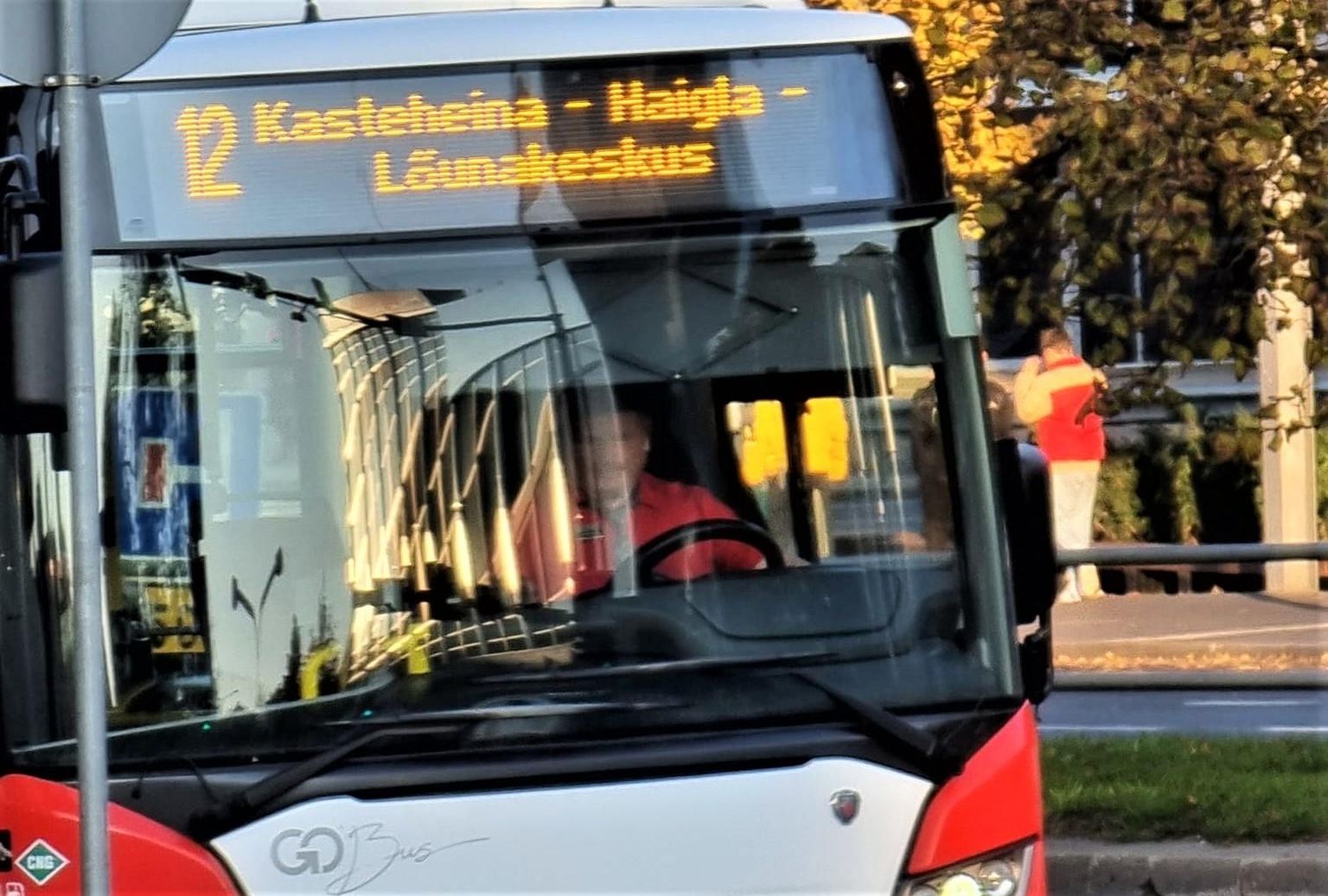 Buss koos ärritunud juhiga sõitis peatusest uuele ringile.