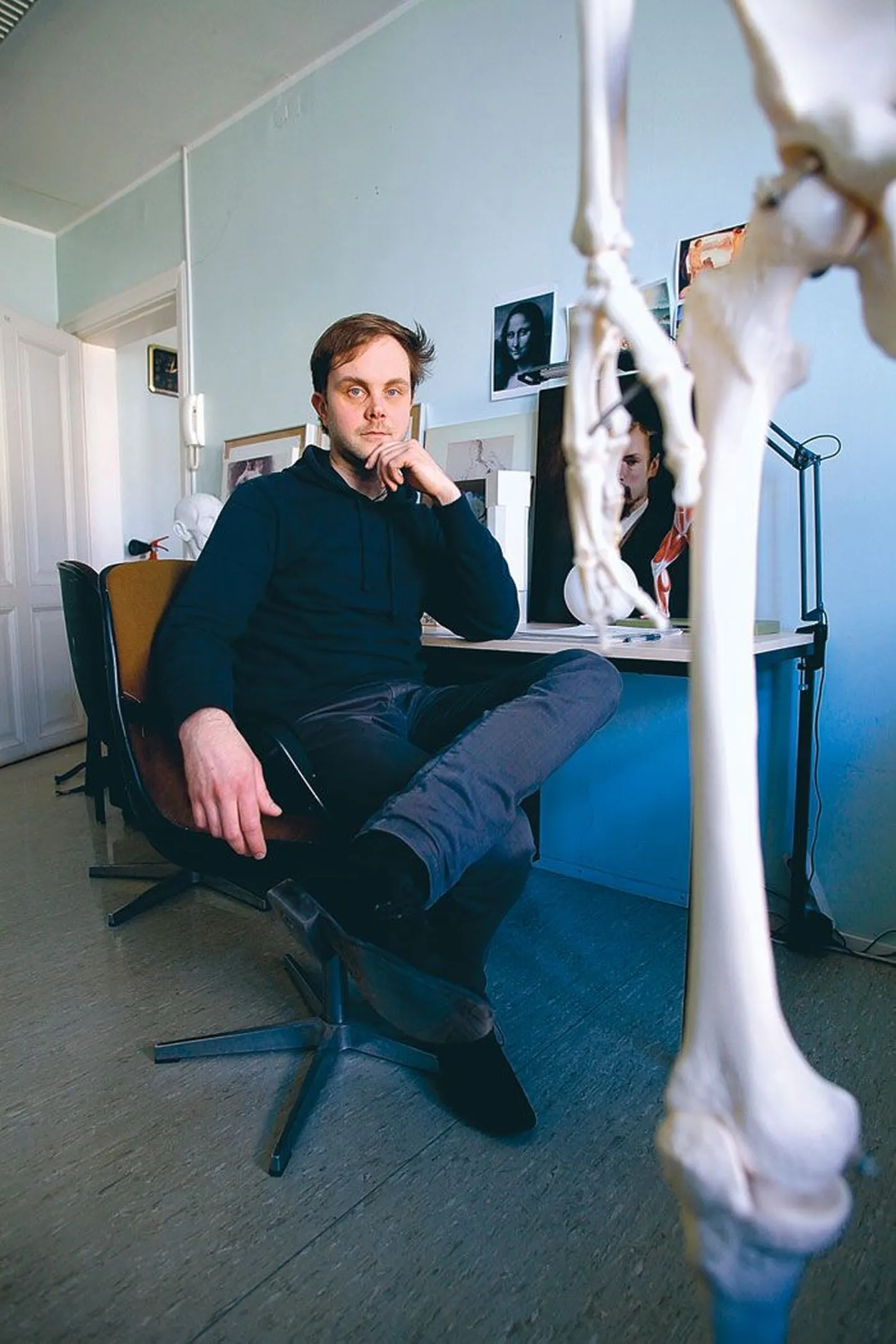 Rauno Thomas Moss istub Laia tänava õppehoones oma töölaua taga. Seal on ta andnud lõpliku vormi anatoomiaõpiku illustratsioonidele, mille hulgas on ka pildil 2 reprodutseeritud miimiliste lihaste külgvaade. See joonistus on välja pandud samuti tema näitusel Tartu Ülikooli kunstimuuseumis.