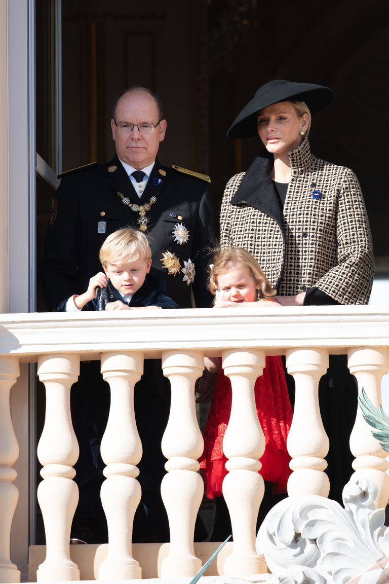 Monaco vürst Albert II, vürstinna Charlene ja nende kaksikud lapsed, prints Jacques (vasakul) ja printsess Gabriella
