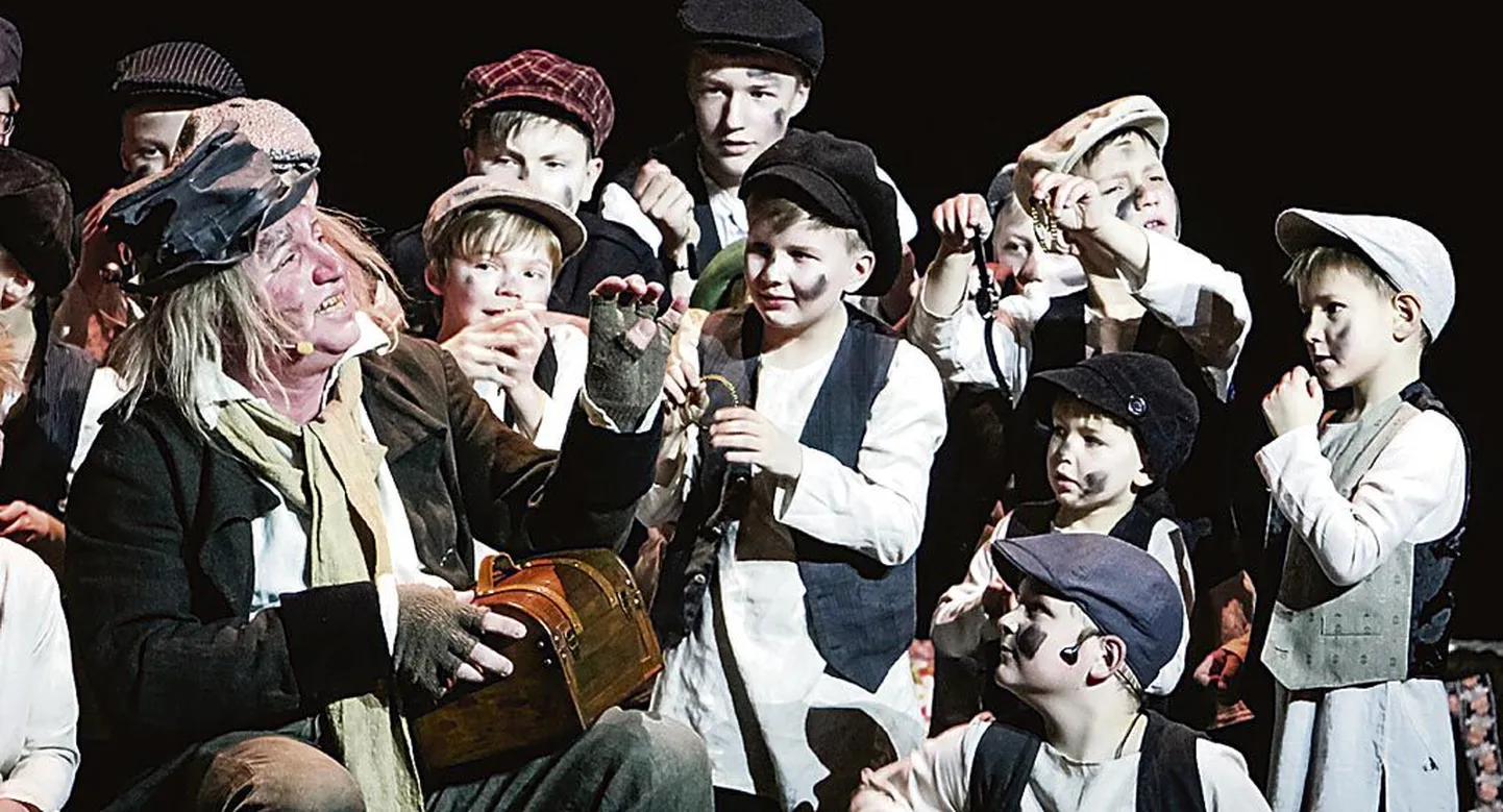 Kontsertlavastuse “Muusikalised hetked “Oliveriga”” ettekandmisel olid poiste rollis nii Pärnu kunstide maja lauljad kui tantsukooli WAF Dance tantsijad. Kogu kampa ohjas näitleja Sepo Seeman.