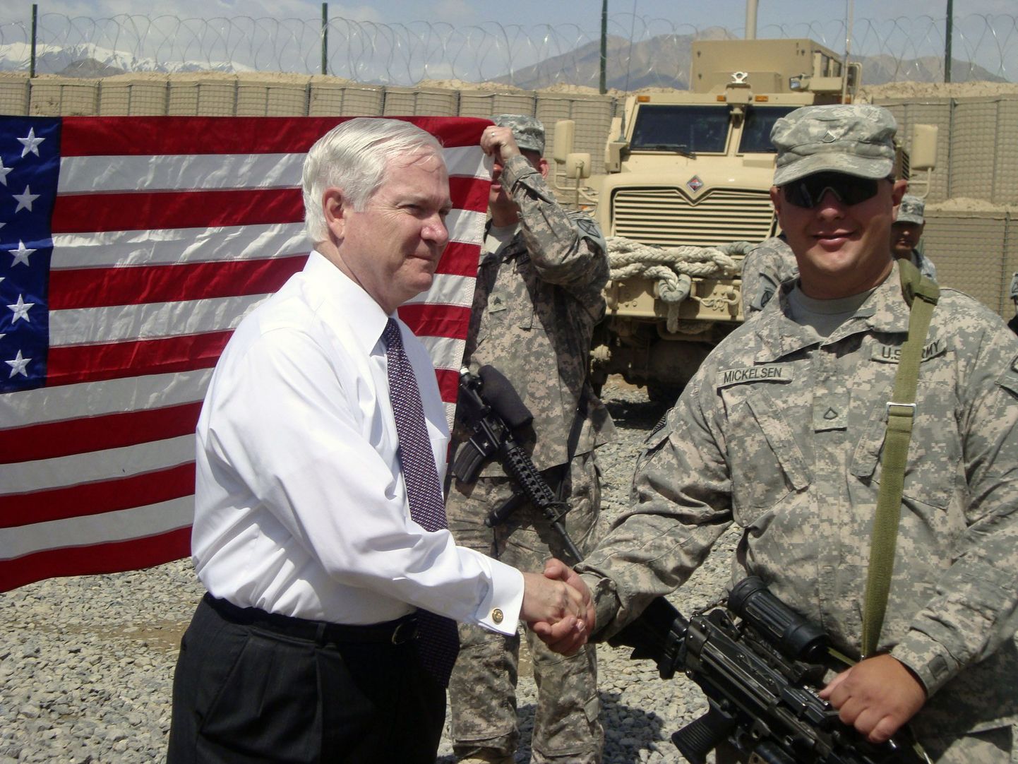 USA kaitseminister Robert Gates (vasakul) Afganistanis USA sõjaväebaasis.