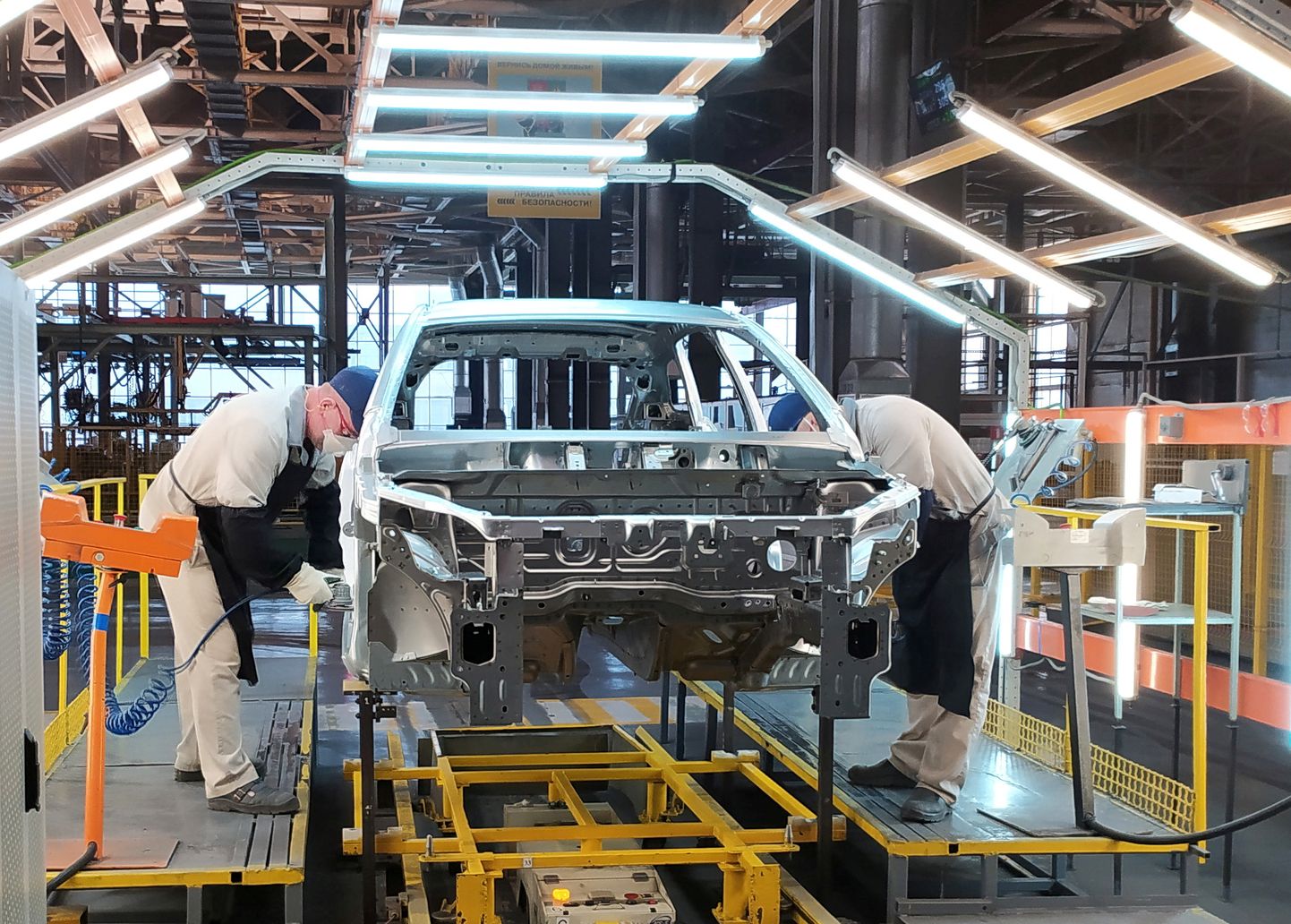 Venemaa suurima autotootja AvtoVaz on komponentide nappuse tõttu peatunud tehased. Samas pole teada, kas just AutoVaz komponente küsis.
