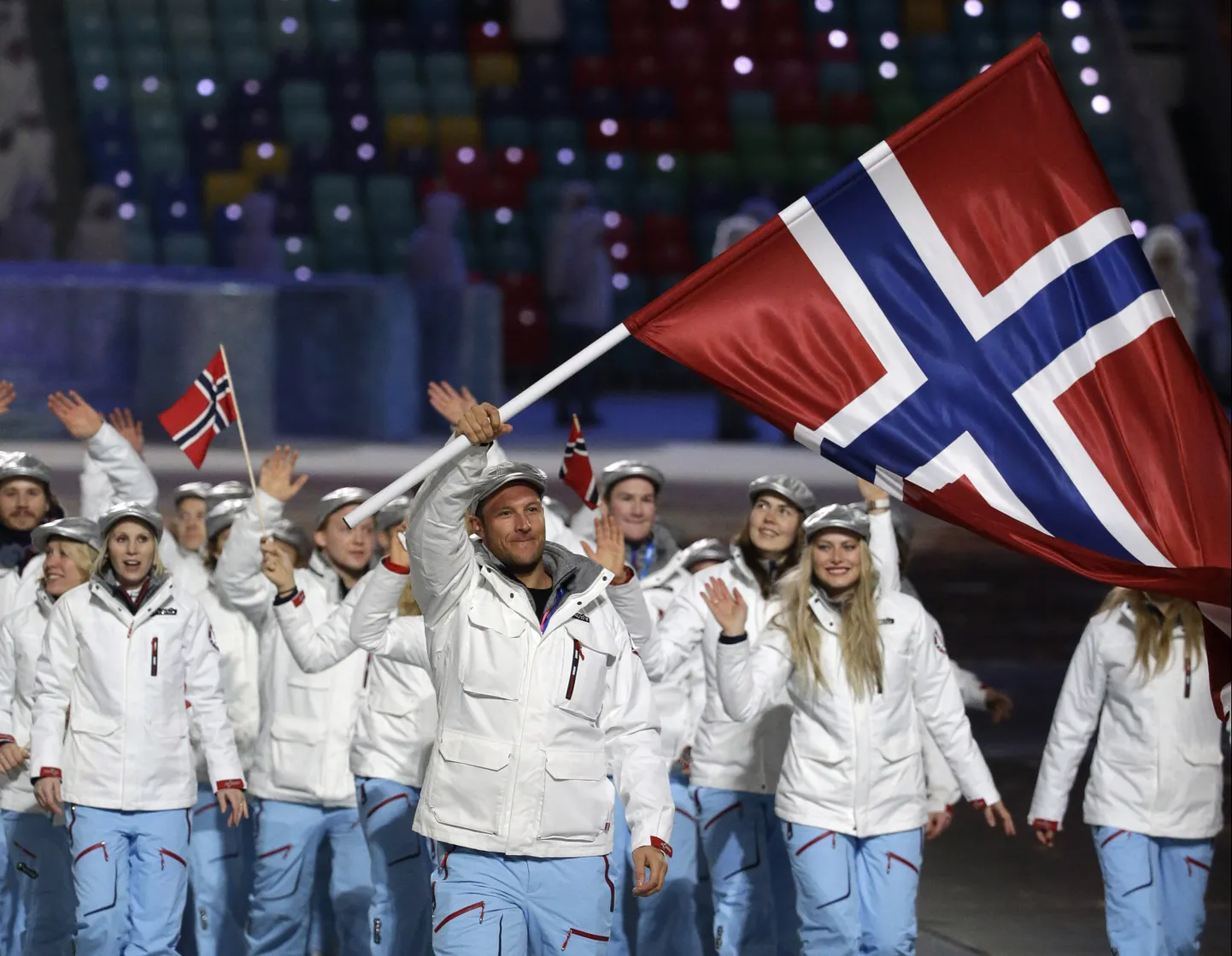 Аксель Лунд Свиндаль с флагом Норвегии на открытии Олимпиады.