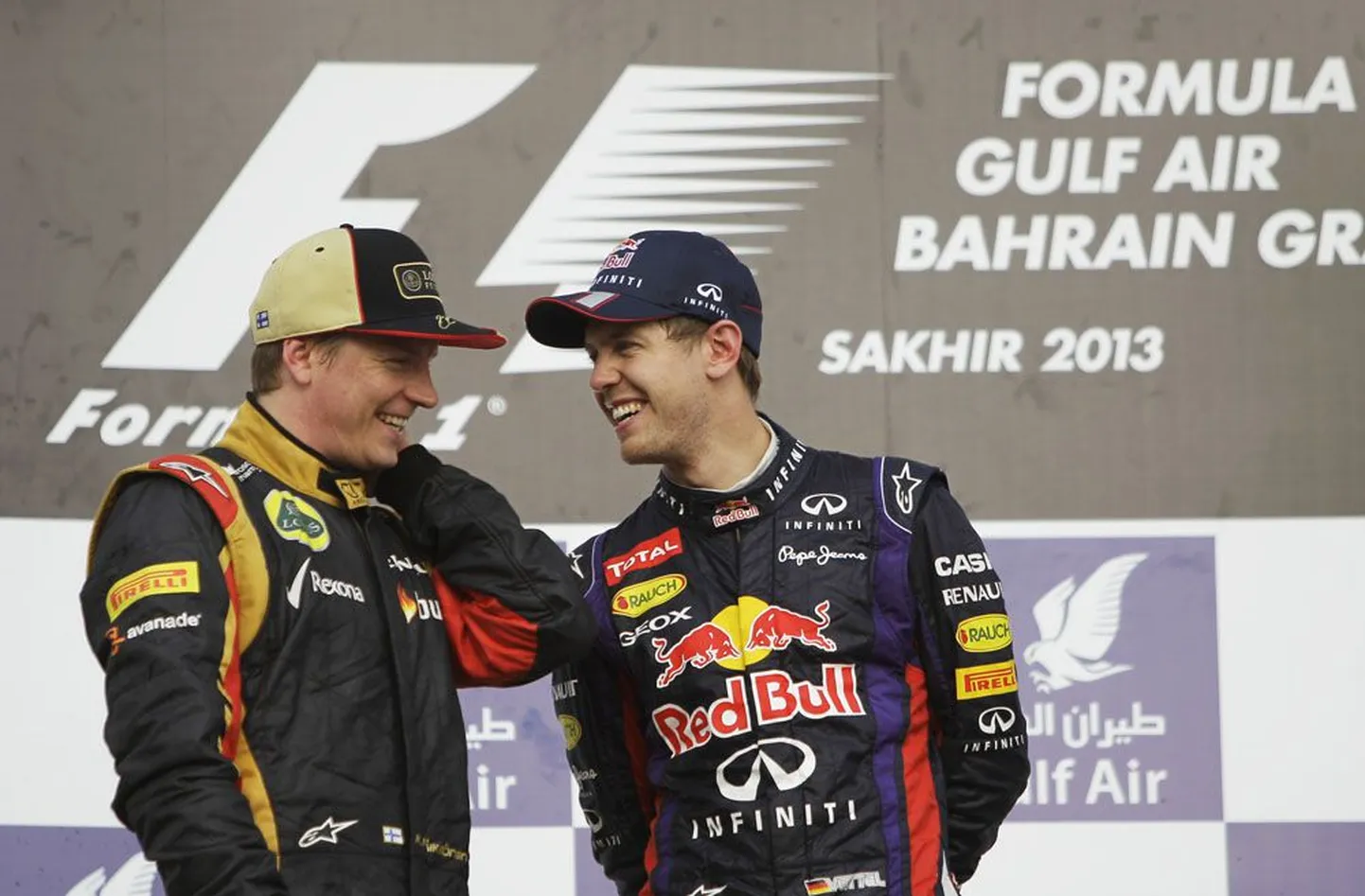 Kimi Räikkönen ja Sebastian Vettel poodiumil jutuhoos.