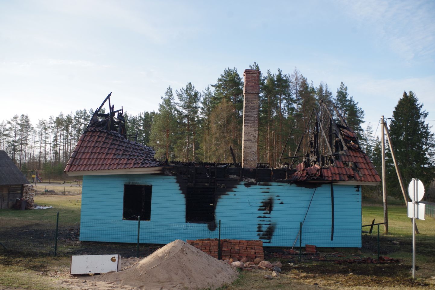 Tulekahjus hävinud elumaja.