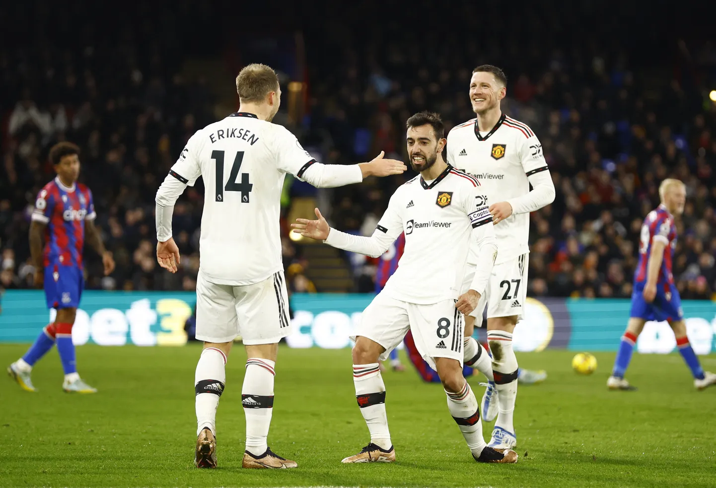 Manchester Unitedi värava löönud Bruno Fernandes (keskel) võtab õnnitlusi vastu väravasöödu andnud Christian Eriksenilt (vasakul). Rõõmustajatega liitub Unitedi debüüdi teinud Wout Weghorst.