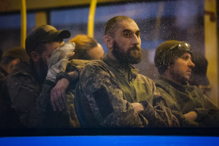 Azovstali tehasest evakueeritud sõdurid.