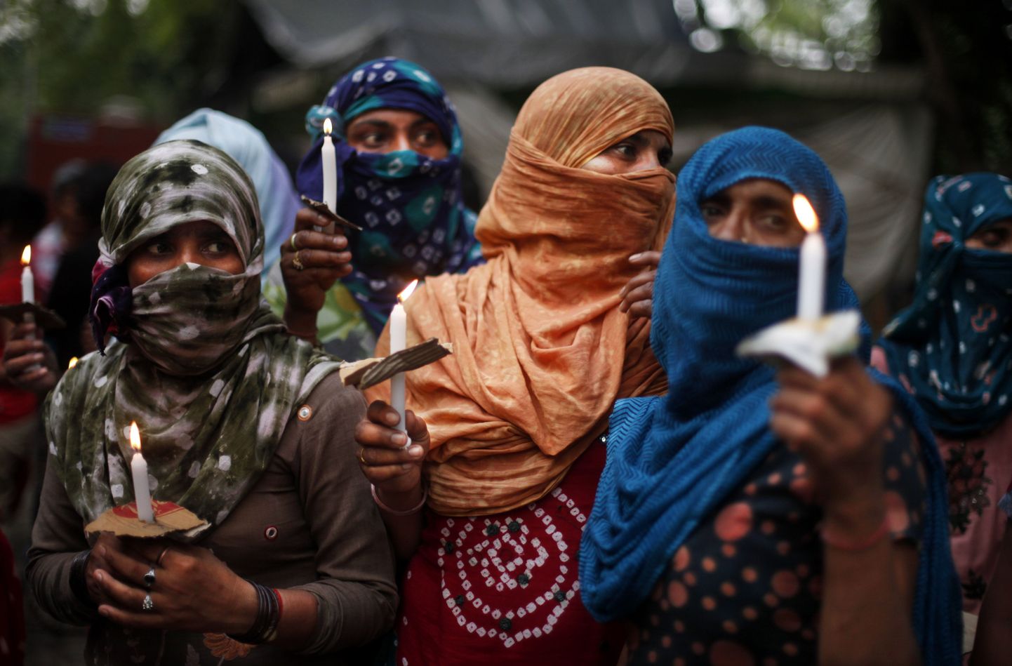 Naised mälestamas New Delhis grupivägistamise käigus tapetud ohvreid.