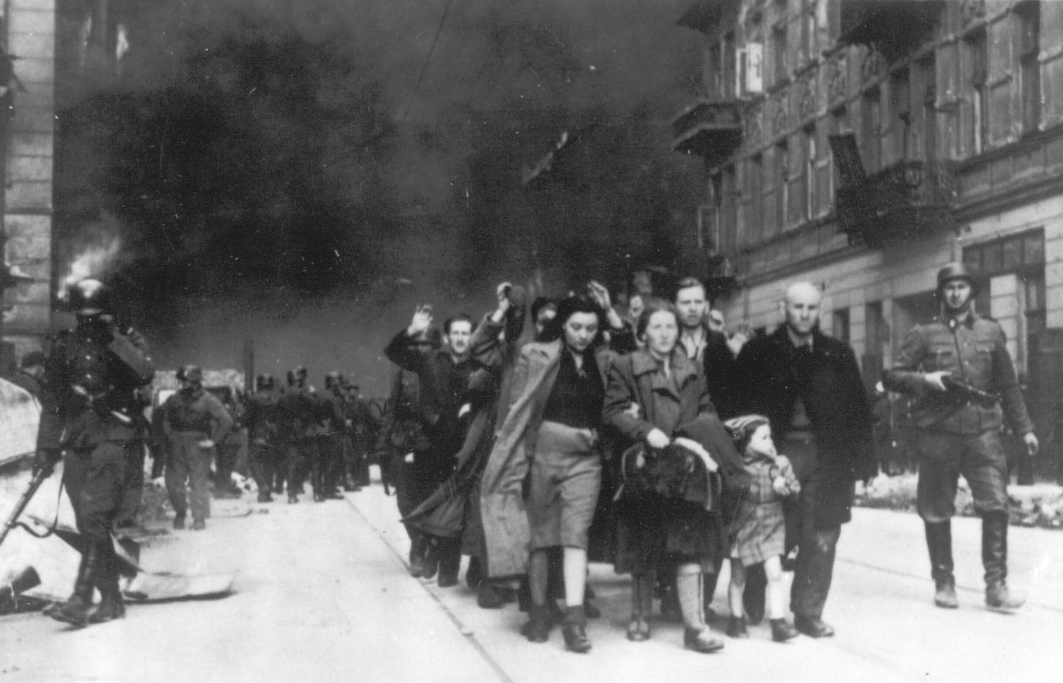 Saksa SS-sõdurid viivad ära Poola juute Varssavi getost pärast läbikukkunud ülestõusu 1943. aastal. 