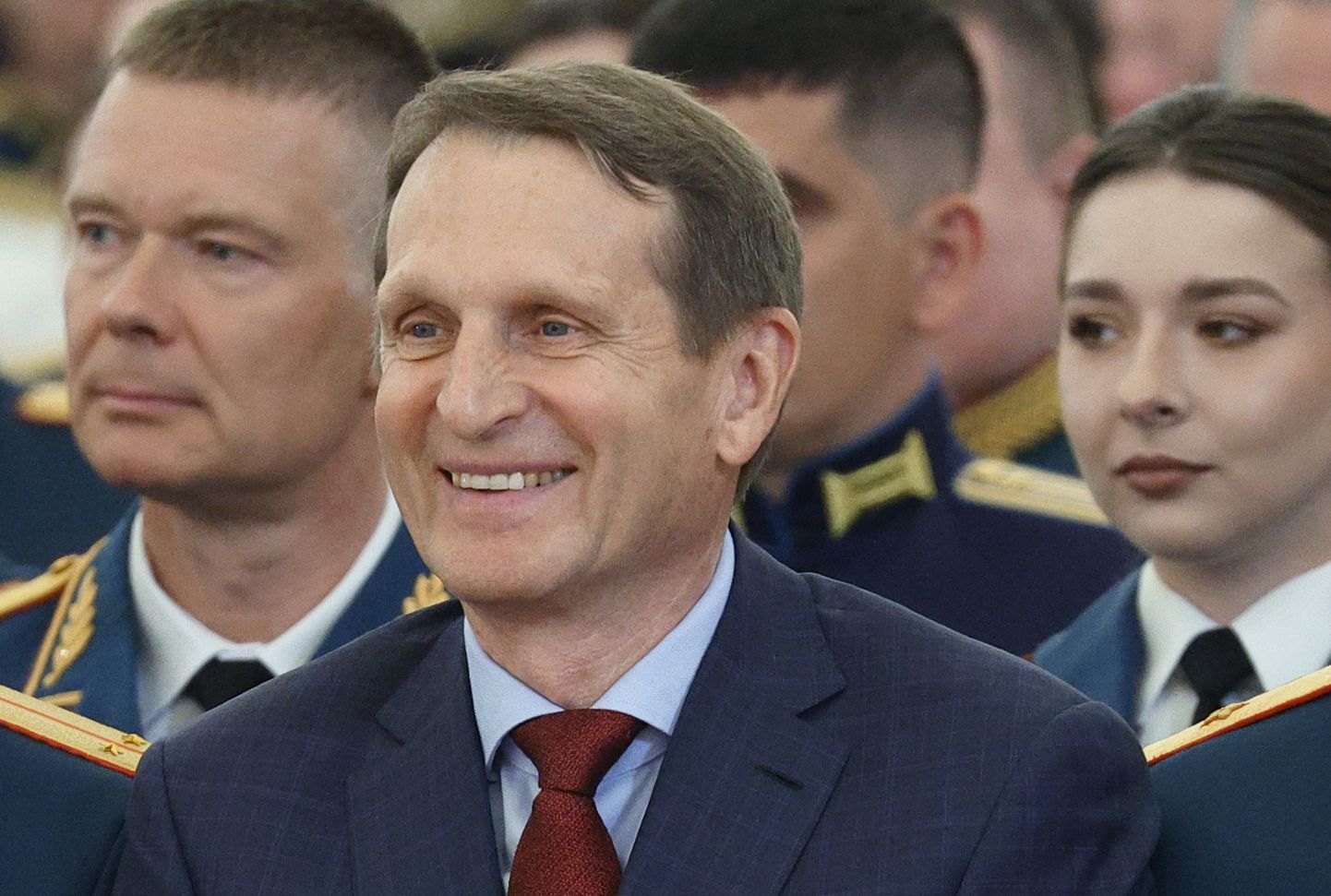 Sergei Narõškin Venemaa sõjaliste kõrgkoolide lõpetajate keskel Kremlis 21. juunil 2023.