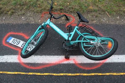 Kokkupõrkes väikebussiga hukkus jalgrattaga liigelnud tüdruk.