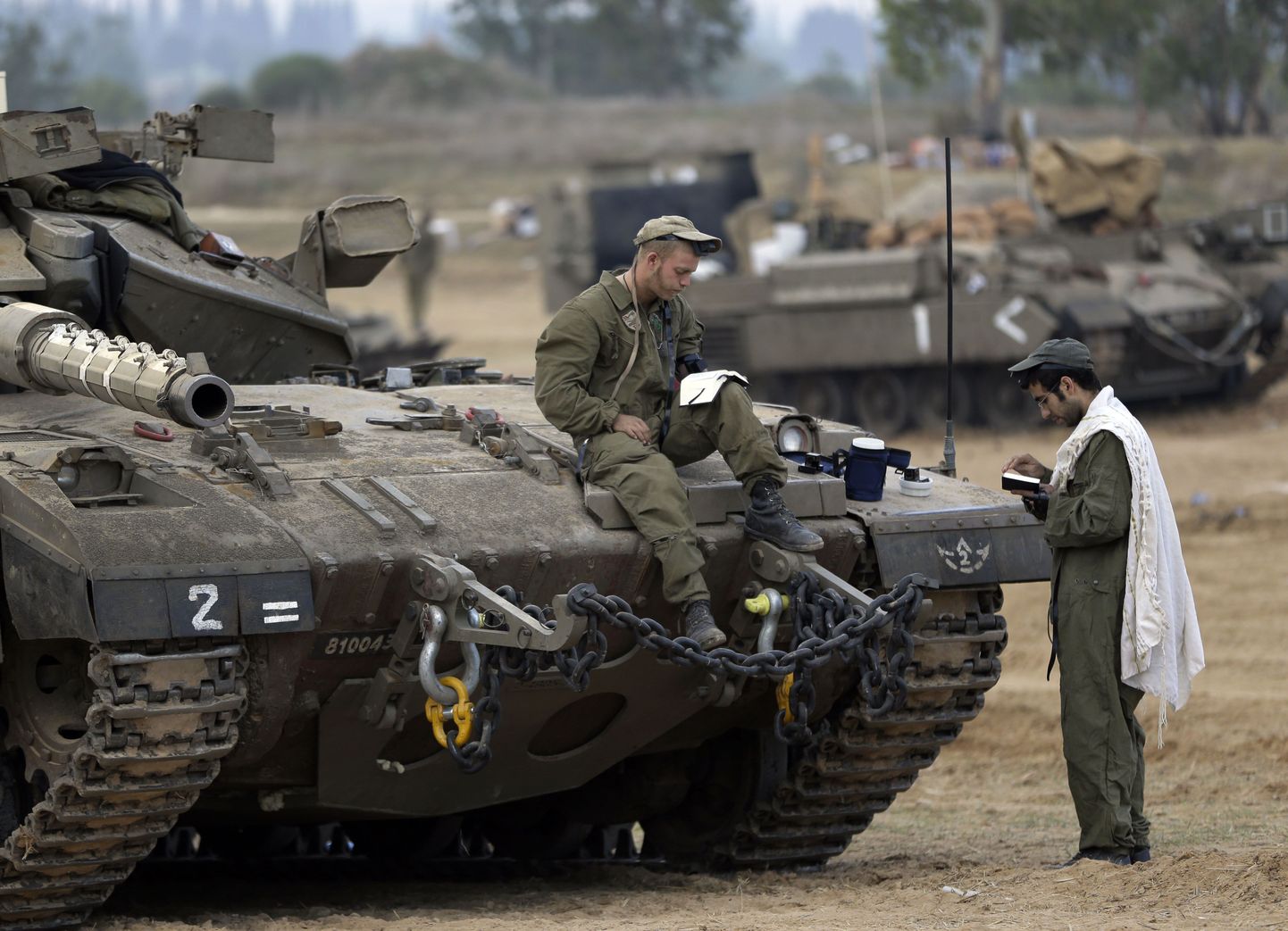 Iisraeli sõdurid Gaza sektori piiri lähistel olevate tankide juures.