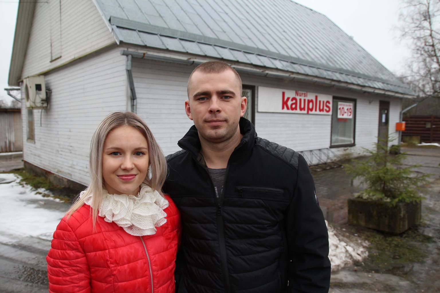 Kaja Saarva ja Koit Mägi on lootusrikkad: esimene poolaasta Nursi poe pidamisel on tootnud vaid kahjumit, kuid kevad paistab parem.