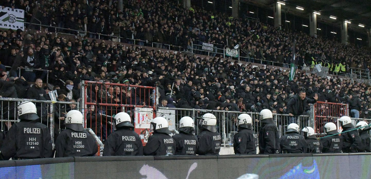 Politseinikud valvamas fänne St. Pauli ja Hannover 96 vahelisel mängul.