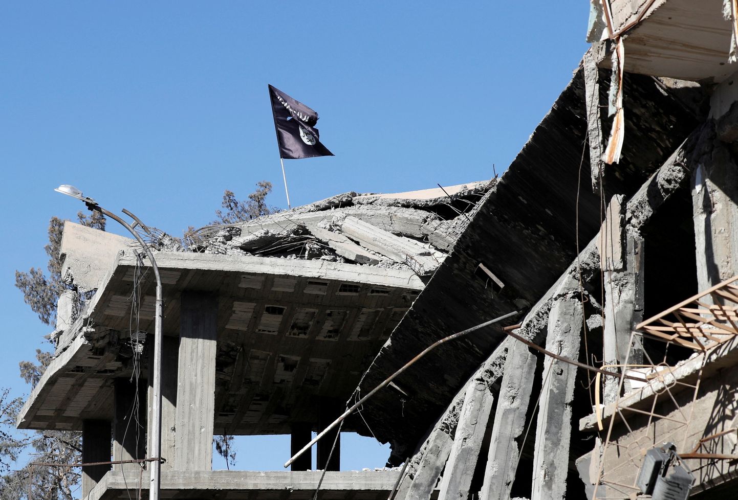 Islamiriigi lipp Süürias Raqqa linnas 2017. aastal.