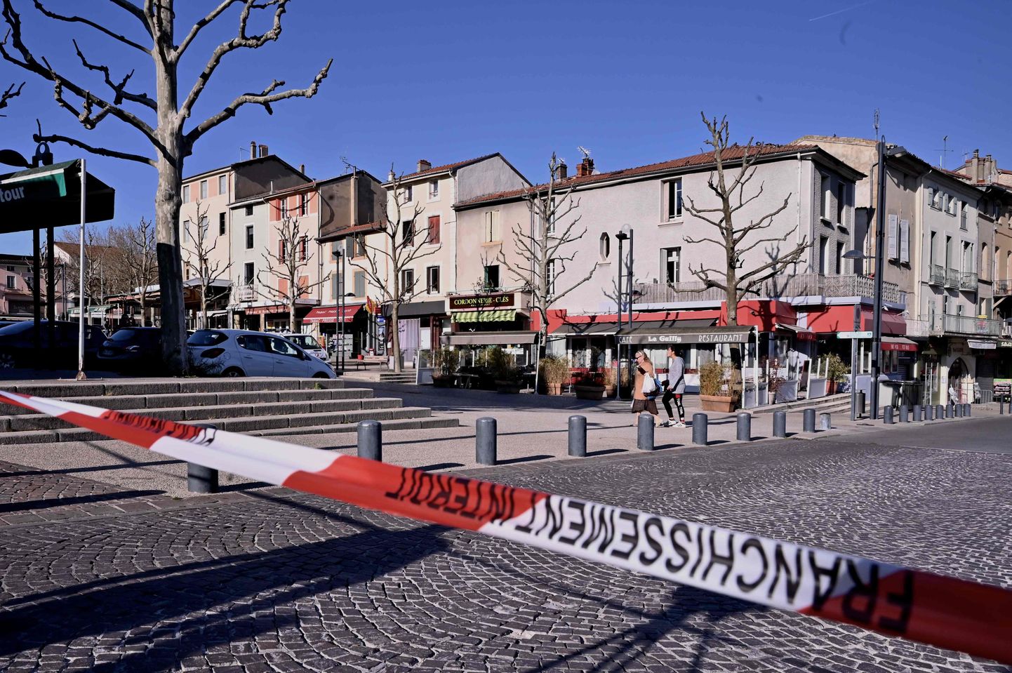 Prantsusmaal Romans-sur-Isere'i ostukeskuses ja selle ees sai laupäeval noarünnakus surma kaks ja haavata viis inimest.