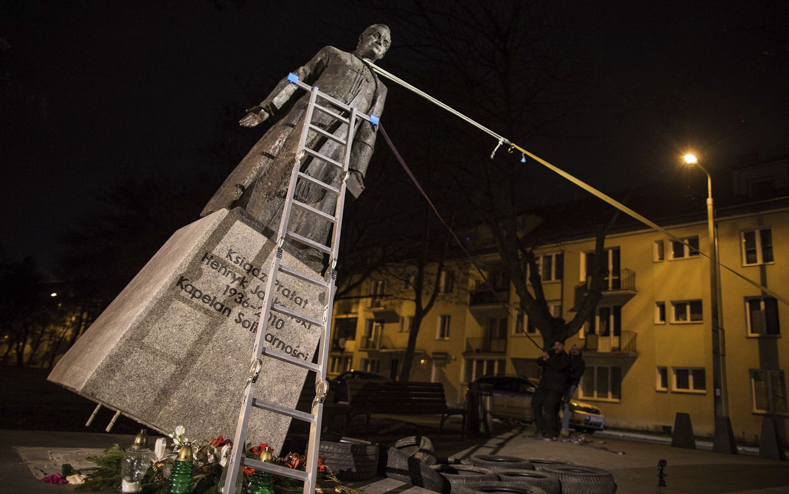 Poola aktivistid kukutasid eile Gdańskis pedofiilias süüdistatud vaimuliku Henryk Jankowski skulptuuri.