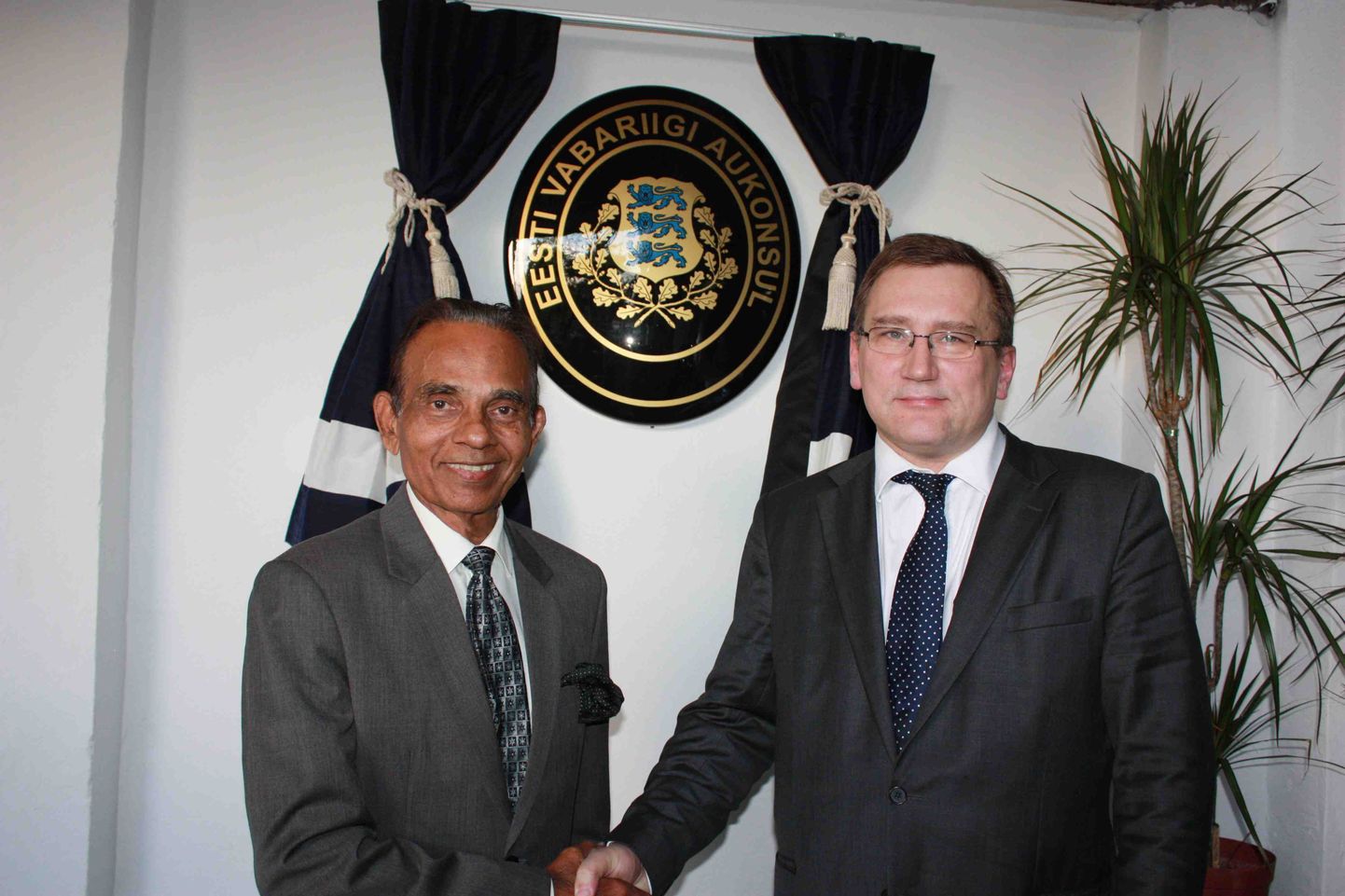 Täna avas majandus- ja kommunikatsiooniminister Juhan Parts Malaisia pealinnas Kuala Lumpuris Eesti aukonsulaadi. Eesti aukonsuliks Malaisias on alates 2011 detsembrist erukolonel Dato Harbans Singh.