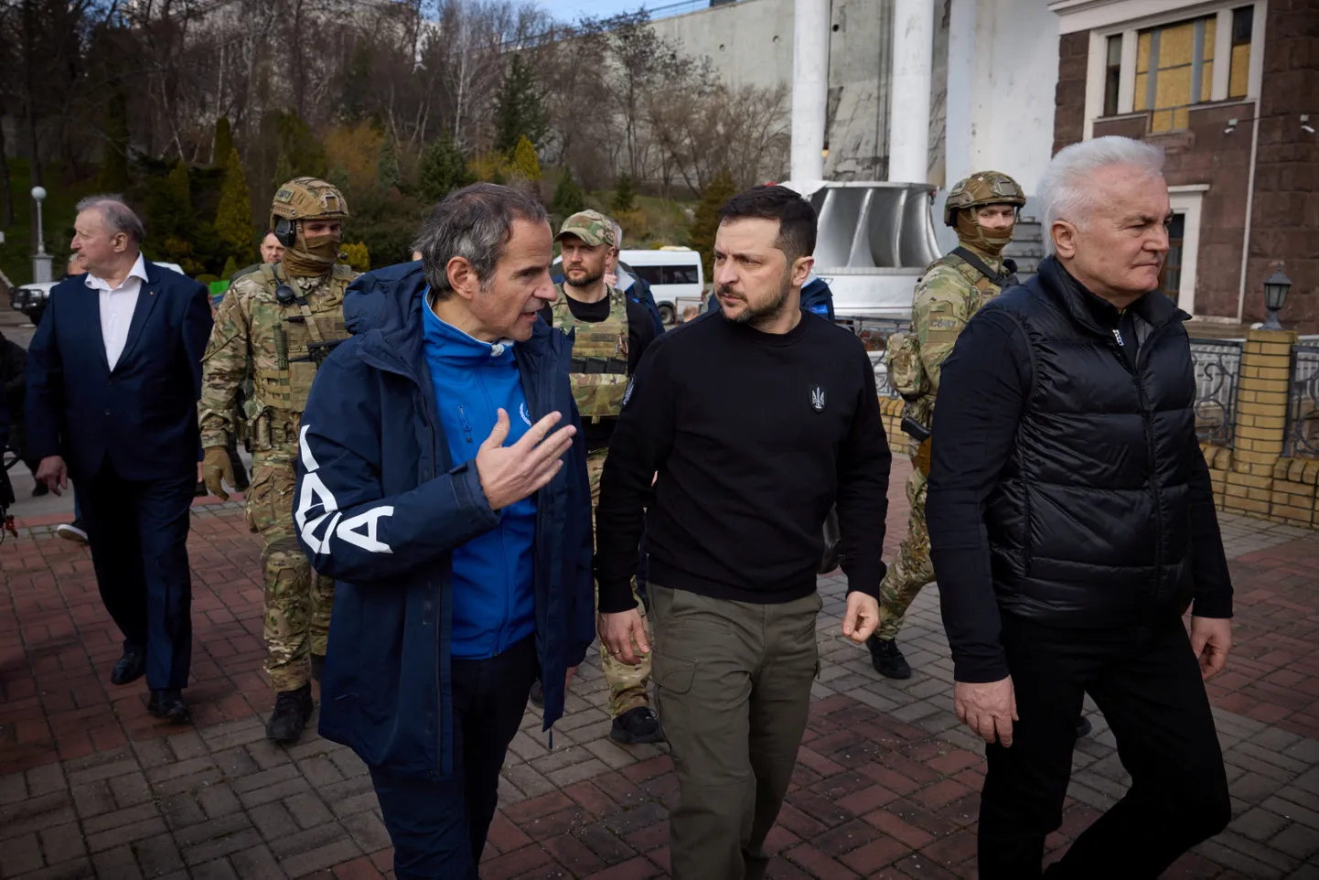 Rahvusvahelise Aatomienergia Agentuuri (IAEA) peadirektor Rafael Grossi rääkimas Ukraina president Volodõmõr Zelenskõiga Dnipro hüdroelektrijaama külastades 27. märtsil 2023. aastal.