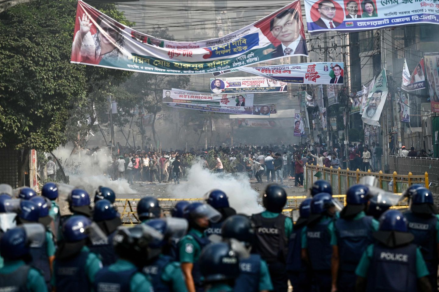 Politsei täna Bangladeshi pealinnas Dhakas opositsiooni toetajate meeleavaldust maha surumas.