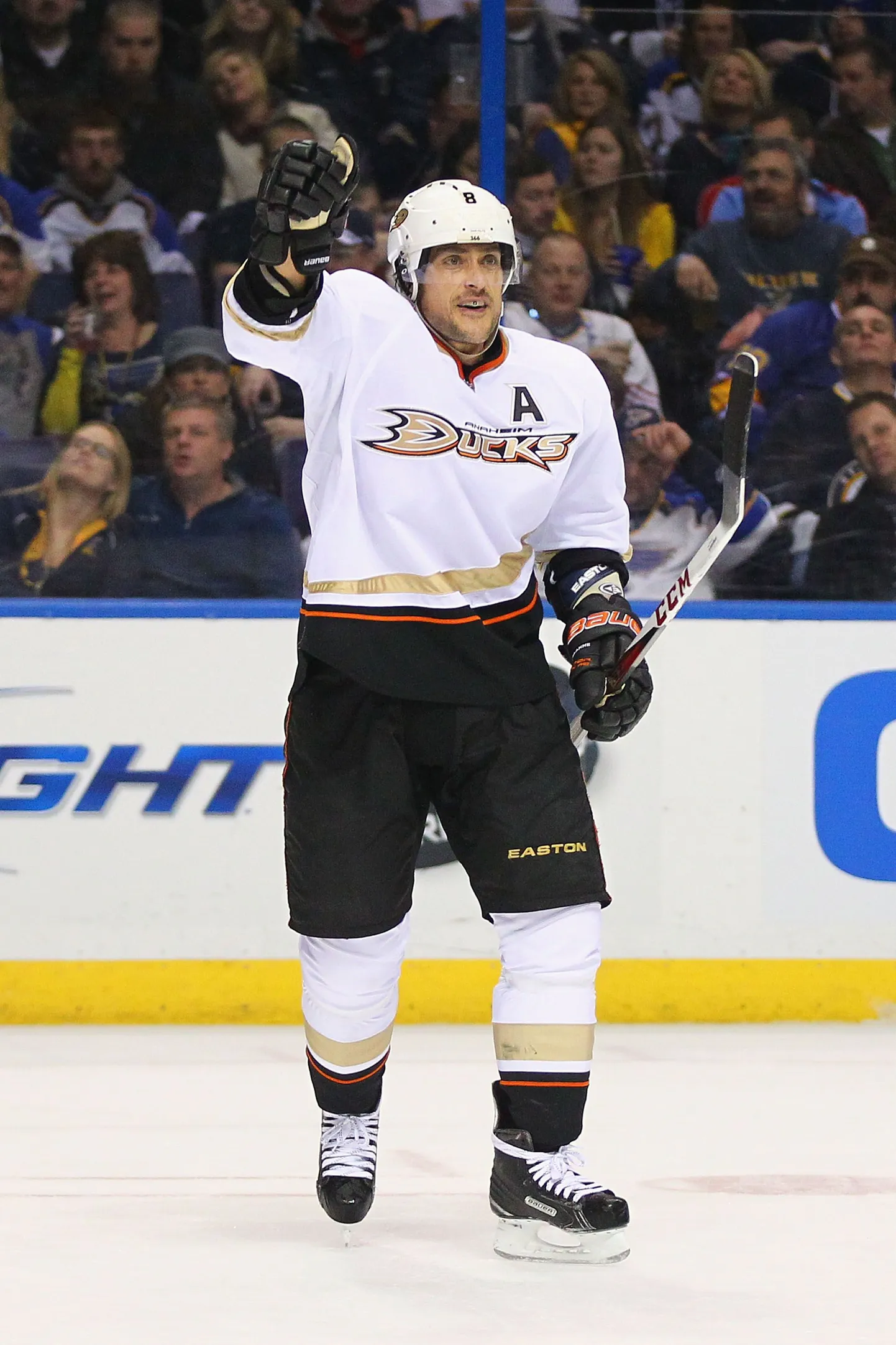 Teemu Selänne väravat tähistamas.