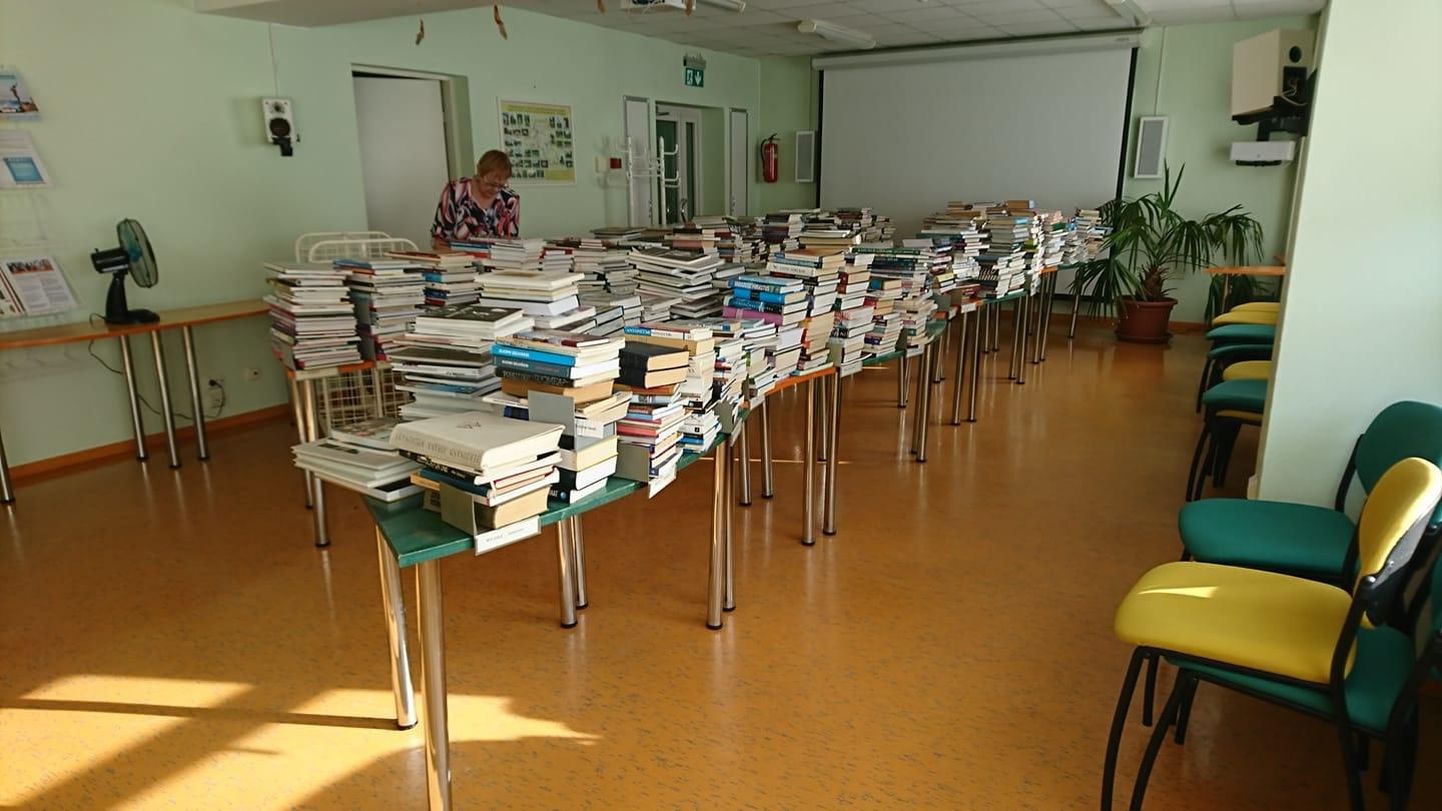 Три полки с книгами нашли убежище в зале библиотеки Вяйке-Марья.