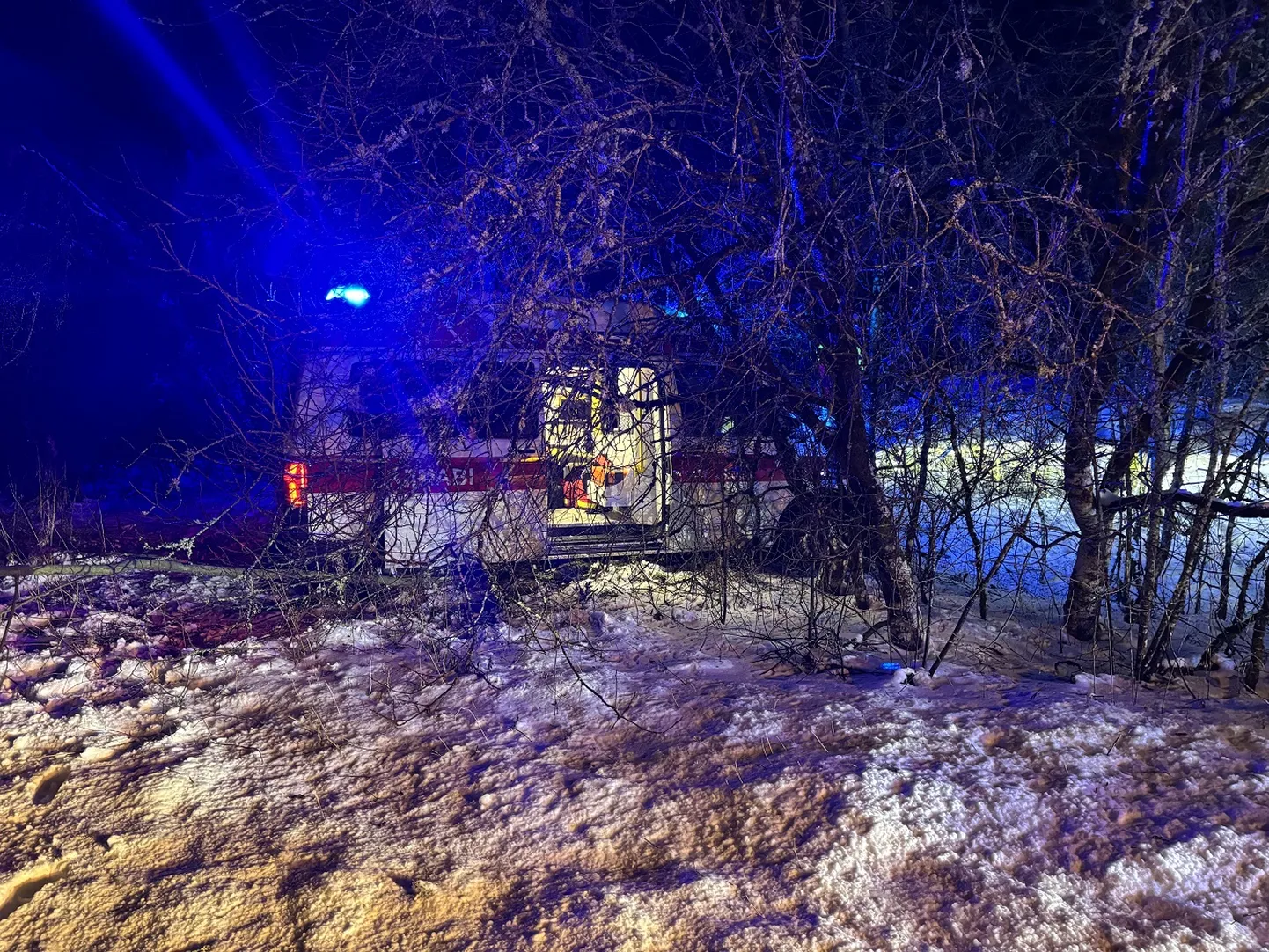 Teelt välja sõitnud kiirabiauto.