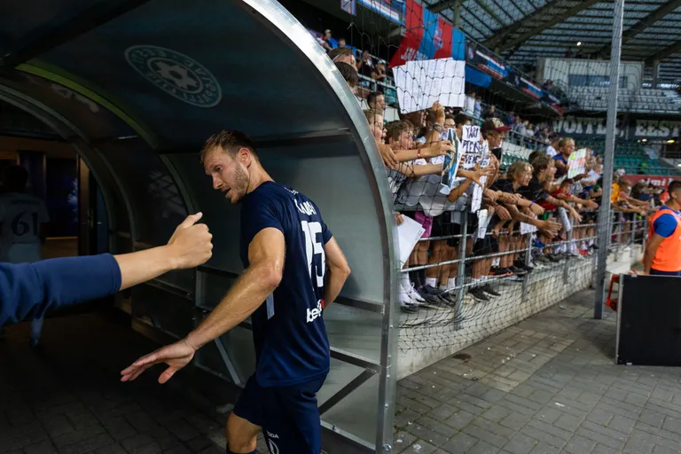 Legend lahkumas. Sel hooajal vigastustega maadelnud Ragnar Klavanile valmistas augustis peetud Euroopa Konverentsiliiga kolmanda eelringi avavooru mäng pettumuse. Kuigi väravaraami tehtud löökide arv oli vastasmeeskonnaga võrdne, ei suudetud neid võimalusi väravateks vormistada ja Paide Linnameeskond pidi selles vastu võtma 0:2 kaotuse Brüsseli Anderlechti vastu.