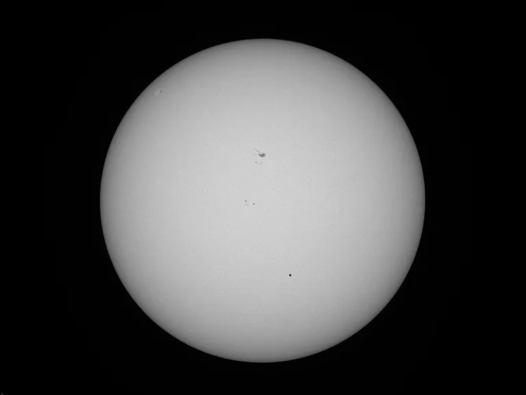 Eestist pildistatud Merkuuri üleminek Päikesest 9. mail 2016. Planeet on nähtav pisikese musta täpina alumises-paremas veerandis. Fotol on näha ka mõned päikeseplekid meie kodutähe pinnal.