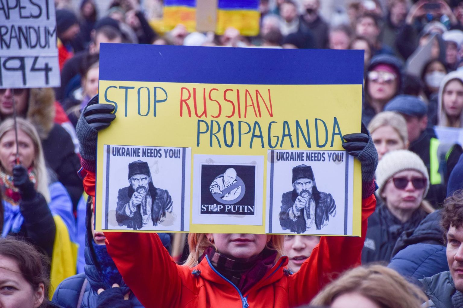 «Tehke lõpp Vene propagandale!» – sellise nõudmisega plakatid on viimase kahe nädala jooksul olnud väljas tuhandetel Ukrainat pooldavatel meeleavaldustel üle kogu maailma.
