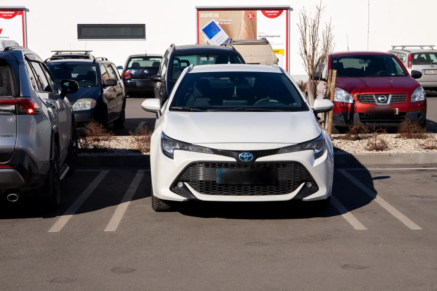 Esmapilgul tunbub Pärnus Lidli parklas masinale jäetud parkimisruum kitsas.