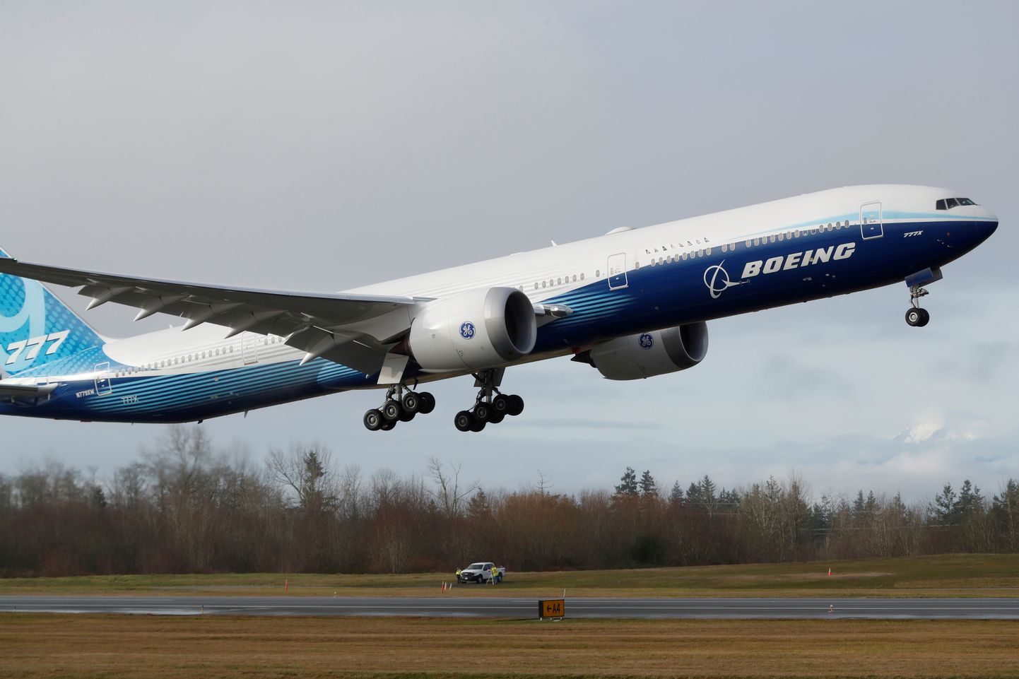 Boeing 777X lennuk tõusmas õhku.
