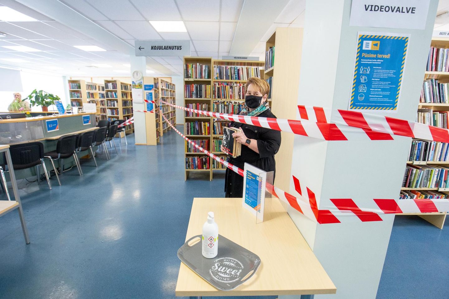 Järvamaa keskraamatukogu vanemraamatukoguhoidja Siiri Muru enam lugejaid avatud riiulite vahele ei luba.