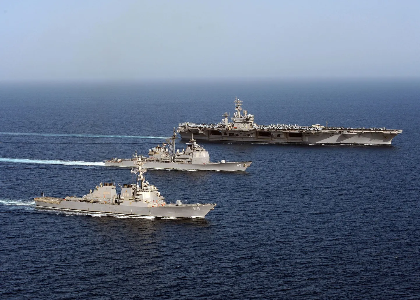 Lennukikandja USS Dwight D. Eisenhower (taga) koos teda saatvate USS Miliuse ja USS Vicksburgiga.