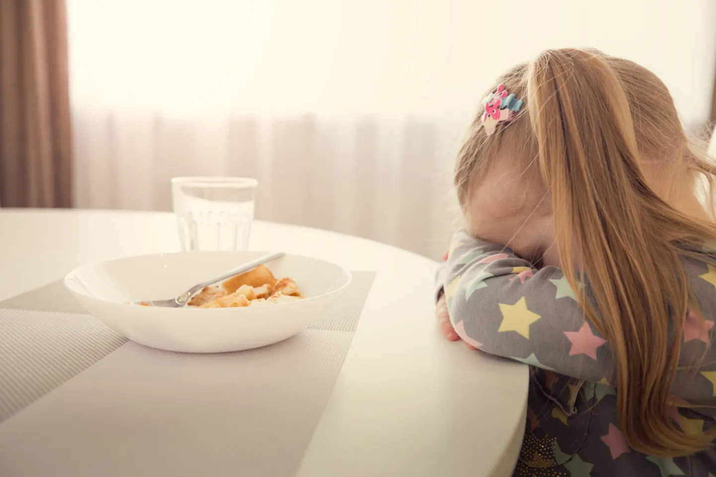 Tüdruk, kes keeldub pakutavast toidust