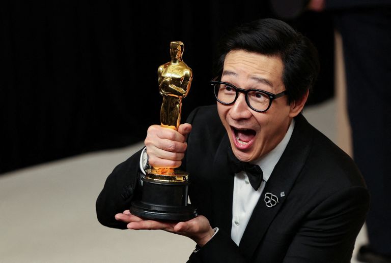 Ке Хюи Куан радуется своему "Оскару" за "Лучшую мужскую роль второго плана"