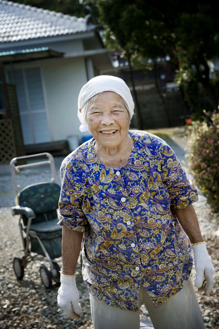 97-aastane Okinawa elanik Sayo Miyagi oma aeda rohimas. Kaks kolmandikku 97-aastastest okinawalastest elavad iseseisvalt. 