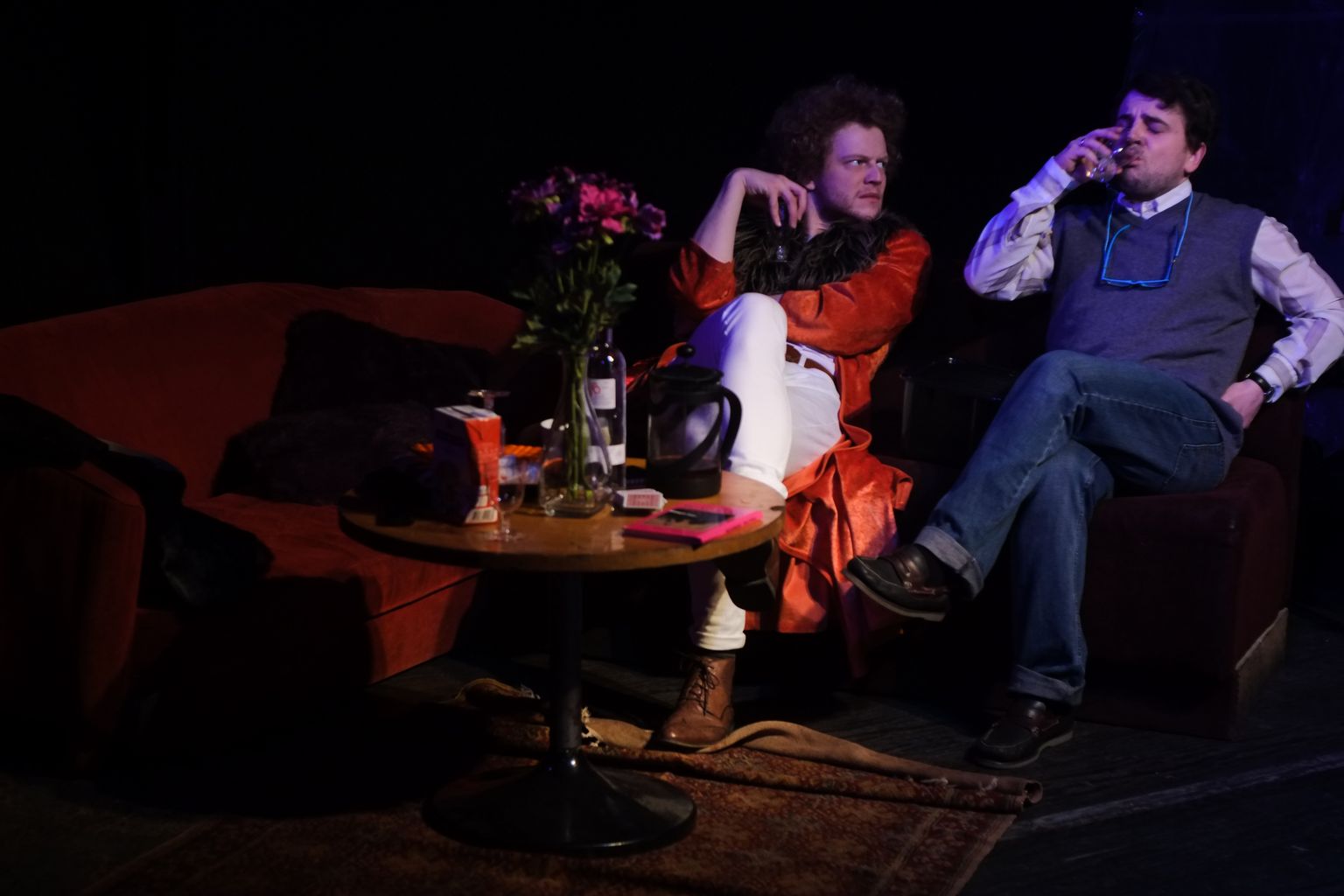 Kelmi lavastuses «Läbi/mäng» mängib välja mõeldud teatri kunstilist juhti Jürgen Gansen, homolike maneeridega näitlejat Markus Habakukk.