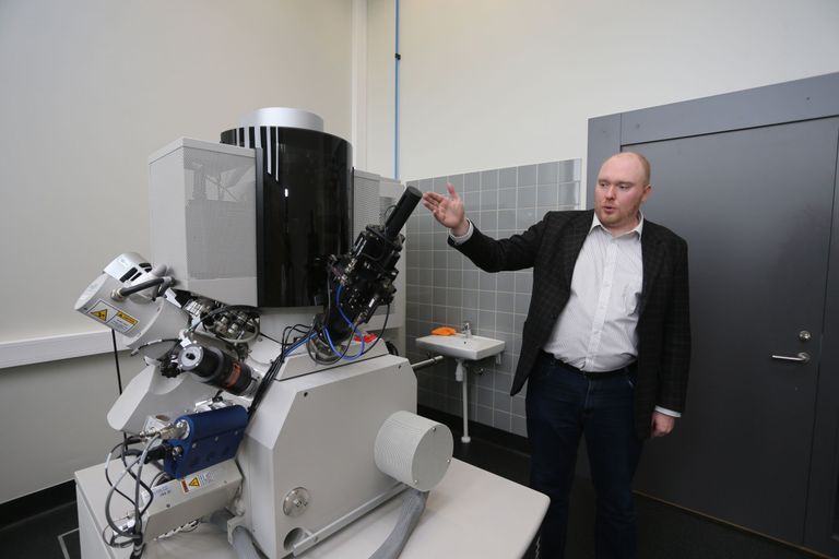 Tartu ülikooli materjaliteadlase Maido Merisalu sõnul kasutatakse skaneerivat elektronmikroskoopi lisaks uuringute tegemisele ja õppetöös aeg-ajalt ka ettevõtete tehnoloogiliste probleemide lahendamiseks.